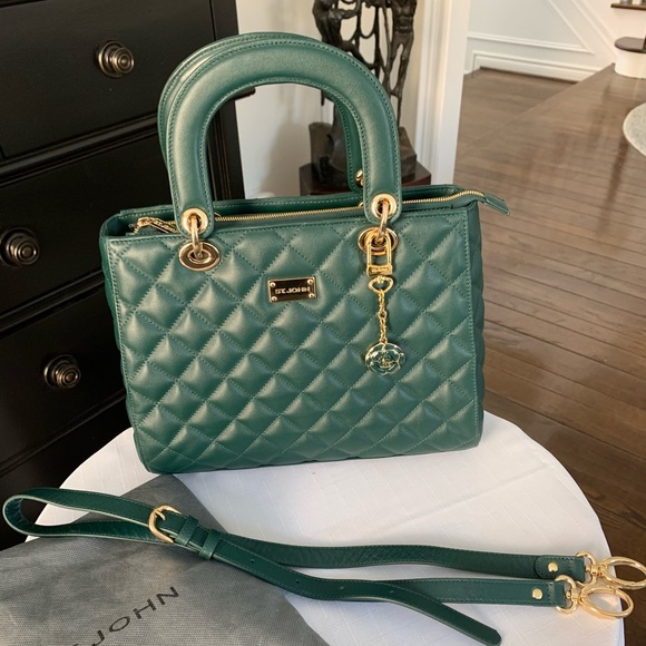 St. John Handbags - 💚St John Quilted Purse💚